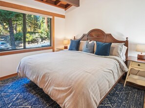4 bedrooms, desk, iron/ironing board, free WiFi