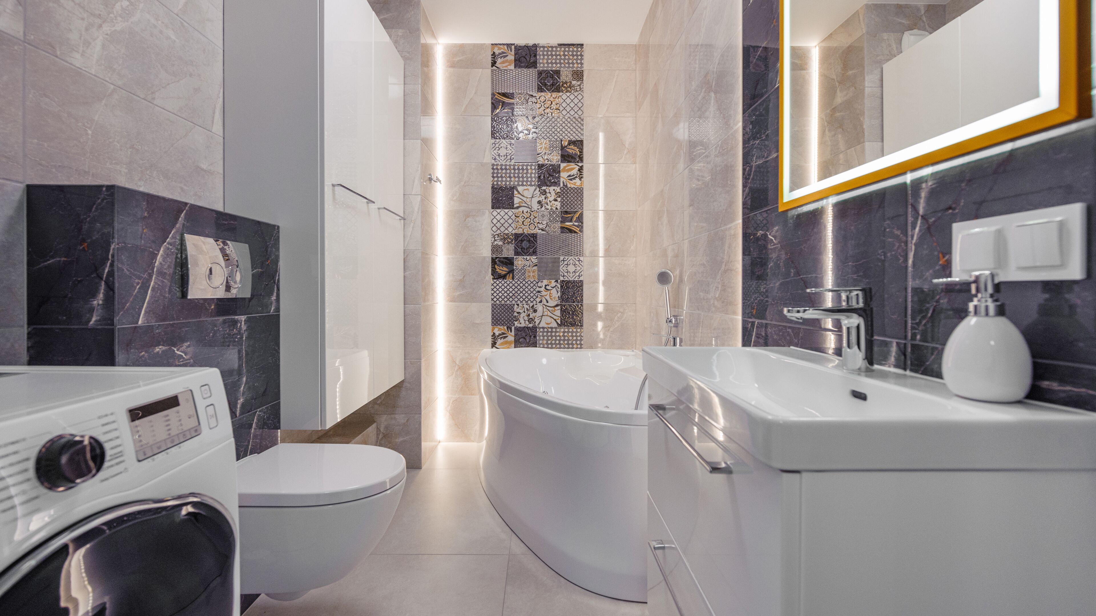 Une salle de bain moderne équipée de toilettes, d’un bidet et d’un lavabo.
