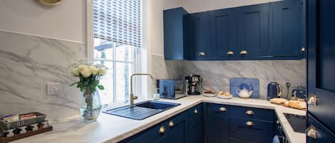 House | Private kitchen | Fridge, microwave, oven, stovetop