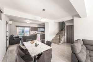 Villa (4 Bedrooms) | Interior