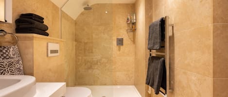 Douche, séchoir à cheveux, serviettes fournies, savon