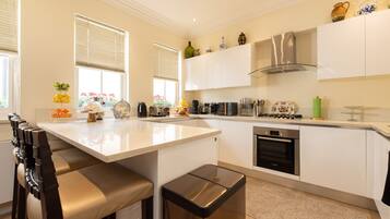 KĂŒhlschrank, Mikrowelle, Ofen, Herdplatte