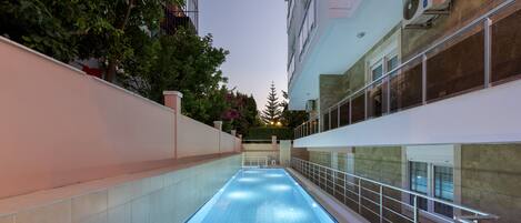 Piscine extérieure (ouverte en saison), chaises longues