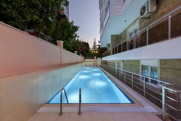 Seasonal outdoor pool, pool loungers - Onix Apart Hotel (Konyaalti)