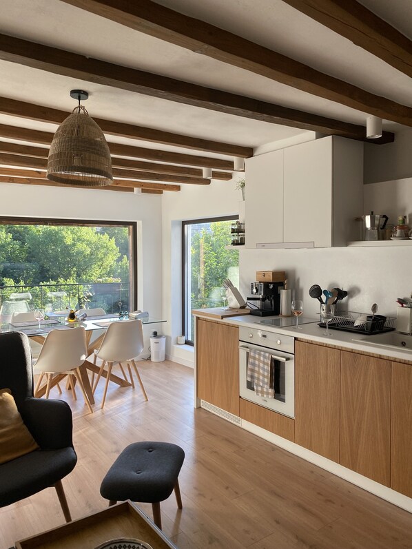 Frigorífico, horno, placa de cocina y cafetera o tetera