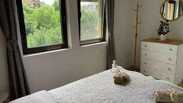 2 dormitoris, habitacions insonoritzades i planxa i posts de planxar