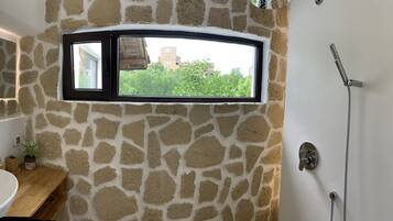 Dutxa, assecador de cabells, tovalloles i sabó