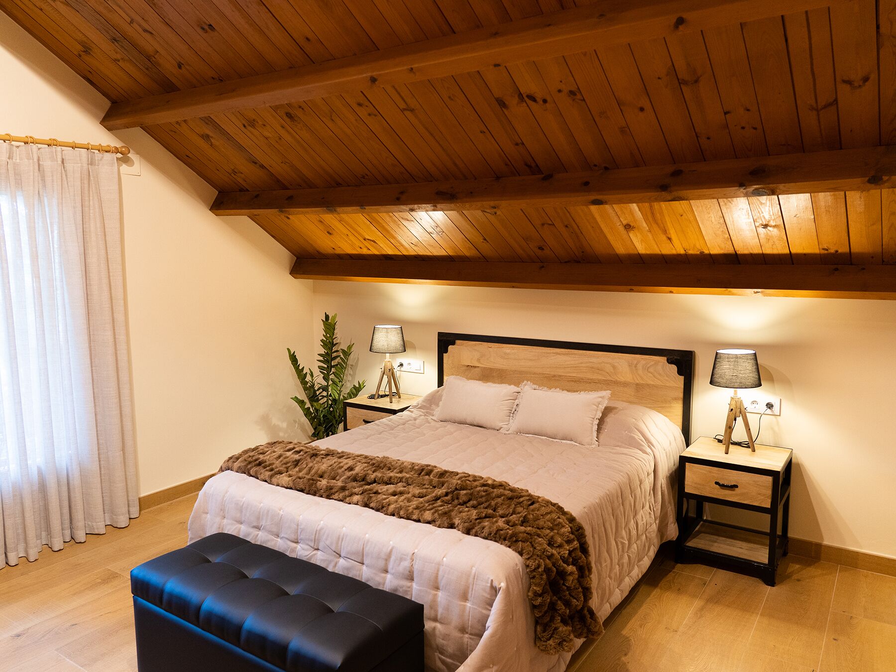 6 slaapkamers, een bureau, een strijkplank/strijkijzer, reisbedje