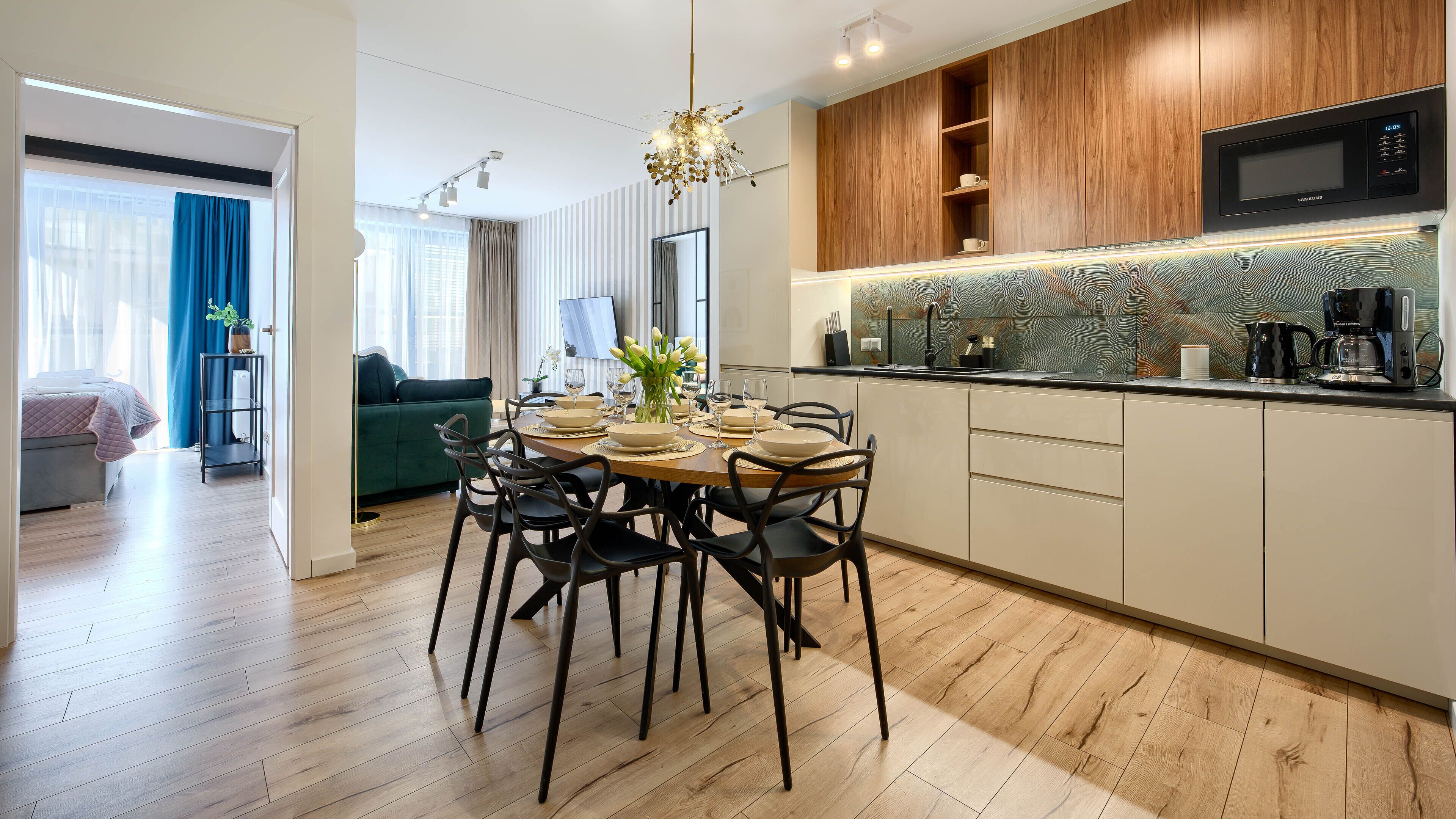 Una cucina moderna con mobili in legno, un forno a microonde integrato e una macchina da caffè.