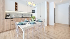 Apartament (0.3) | Essbereich im Zimmer
