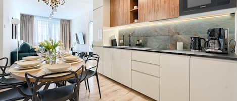Apartament | Cuina bàsica privada | Frigorífic, microones, placa de cuina i rentaplats