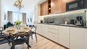 Apartament (0.1) | Eigene Kochnische | Kühlschrank, Mikrowelle, Herdplatte, Geschirrspüler