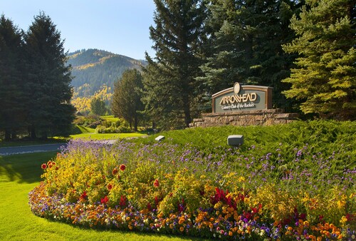 New! Arrowhead Estate | 2 Master Suites | Shuttle | Pool & Hot Tub Access