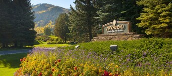 New! Arrowhead Estate | 2 Master Suites | Shuttle | Pool & Hot Tub Access