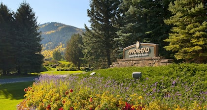 New! Arrowhead Estate | 2 Master Suites | Shuttle | Pool & Hot Tub Access