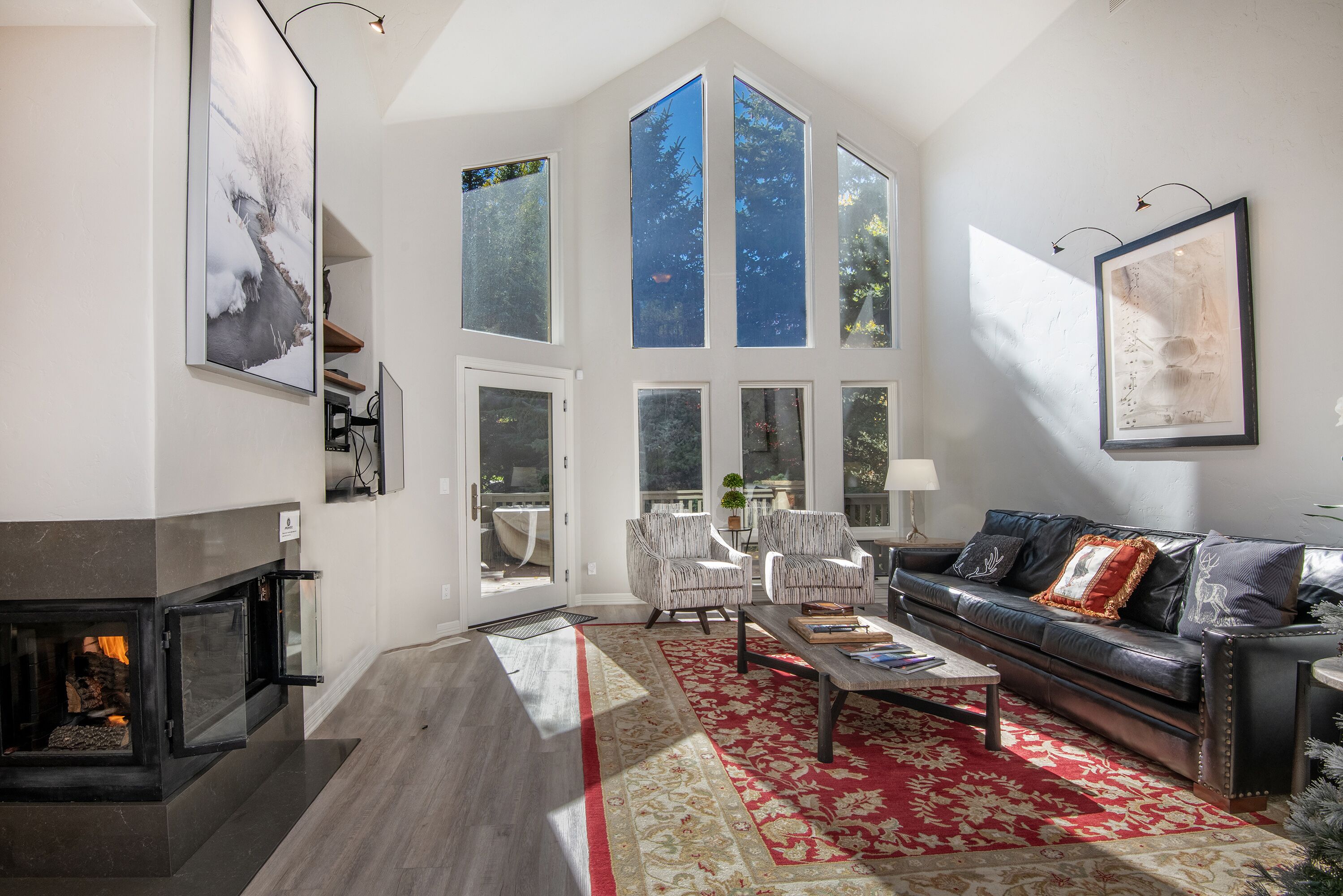 Una Smart TV, una chimenea, un reproductor estéreo