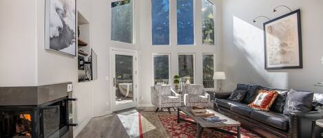 Una Smart TV, una chimenea, un reproductor estéreo