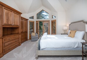 5 bedrooms, desk, travel crib, free WiFi