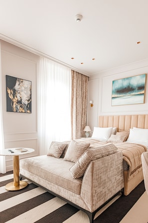 Chambre Deluxe double | Literie de qualité, minibar, coffre-fort, bureau