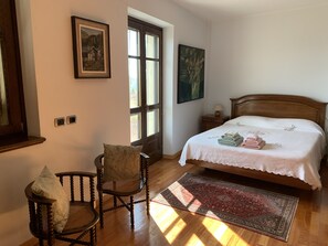 3 camere, una scrivania, ferro/asse da stiro, culla da viaggio