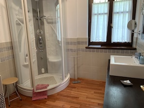 Dutxa, assecador de cabells, bidet i tovalloles