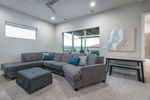 Una televisión, una oficina