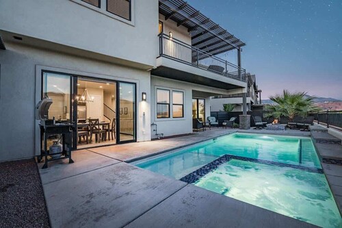 O-61| Resort Home, sleeps 30! Pvt Pool * Hot Tub