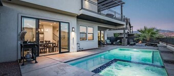 O-61| Resort Home, sleeps 30! Pvt Pool * Hot Tub