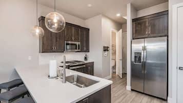 冷蔵庫、電子レンジ、オーブン、コンロ