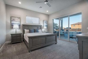 10 habitaciones, escritorio y tabla de planchar con plancha