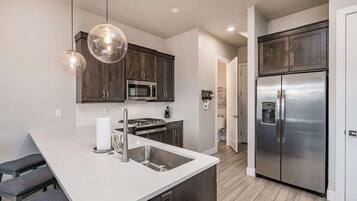 Coffee/tea maker, fridge, microwave, oven