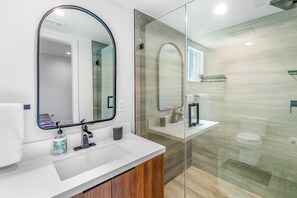 Huis, en-suite badkamer (Townhouse) | Badkamer
