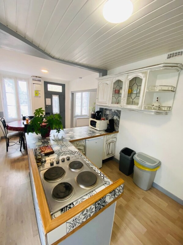 Refrigerador, microondas, horno, placa de cocina
