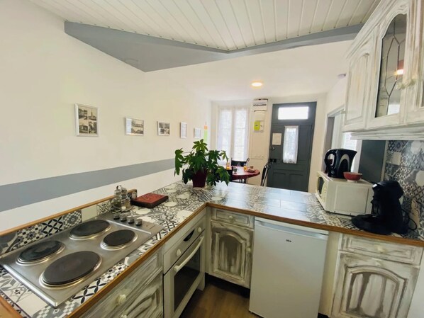 Réfrigérateur, micro-ondes, four, plaque de cuisson