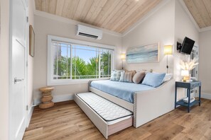 4 habitaciones, escritorio y tabla de planchar con plancha 
