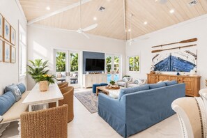 Living area - All New 5br/4ba Luxury Retreat-outdoor Paradise (Dania Beach)