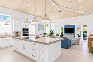 Private kitchen - All New 5br/4ba Luxury Retreat-outdoor Paradise (Dania Beach)