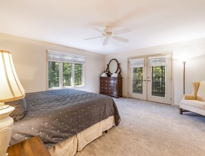 4 bedrooms, iron/ironing board, WiFi, bed sheets - Gaby's on the River - Perfect Vacation Home Short Walk to Chattahoochee River (Demorest)
