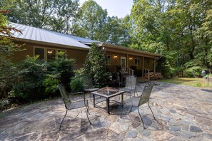 Outdoor dining - Gaby's on the River - Perfect Vacation Home Short Walk to Chattahoochee River (Demorest)