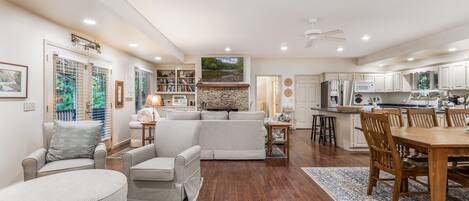 TV connectée, cheminée, livres