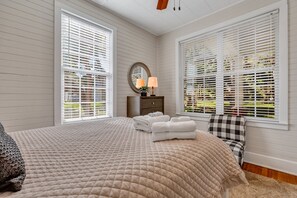 2 室のベッドルーム、アイロン / アイロン台、WiFi (無料)、ベッドシーツ