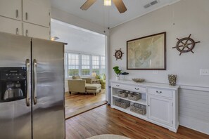 冷蔵庫、電子レンジ、オーブン、コンロ