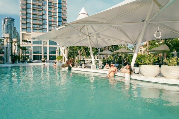 Una piscina al aire libre