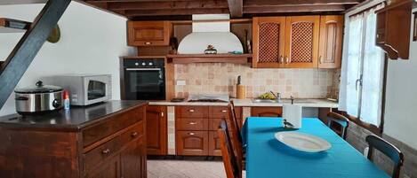 Frigorifero, microonde, forno, piano cottura