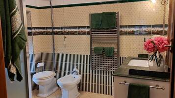 Doccia, asciugacapelli, bidet, asciugamani