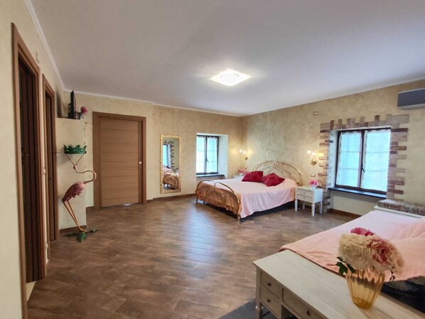 3 chambres, fer et planche à repasser, Wi-Fi gratuit, draps fournis