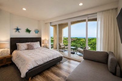 Ocean Views, Rooftop Terrace & Resort Pools