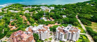 Ocean Views, Rooftop Terrace & Resort Pools