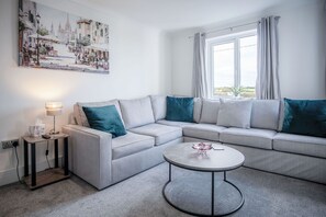 32-inch Smart TV with cable channels - Gower Hideaway - 3 Bed - Ocean Breeze (Swansea)