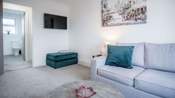 Luxe appartement | Woonruimte | Een 32-inch smart-tv met kabelzenders
